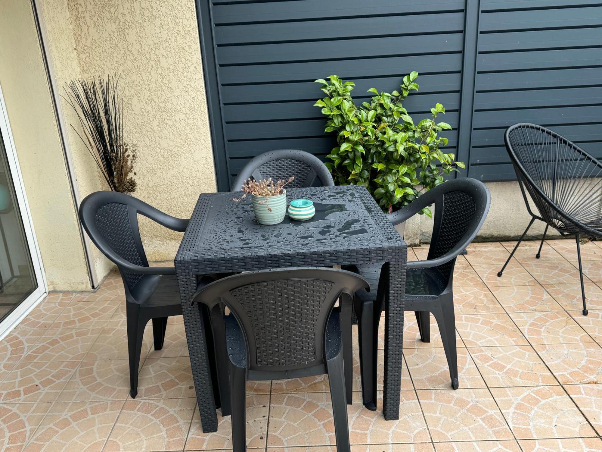 Au Calme Dans Maison En Rez De Jardin A 2,2 Kms Du Groupama Stadium Et Salle Ldlc Arena Meyzieu Exterior foto
